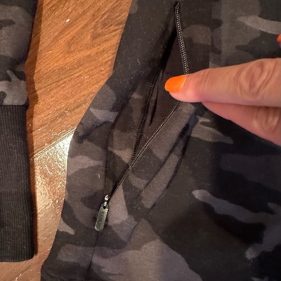 Athleta camo sweatshirt, size medium - Picture 3 of 4